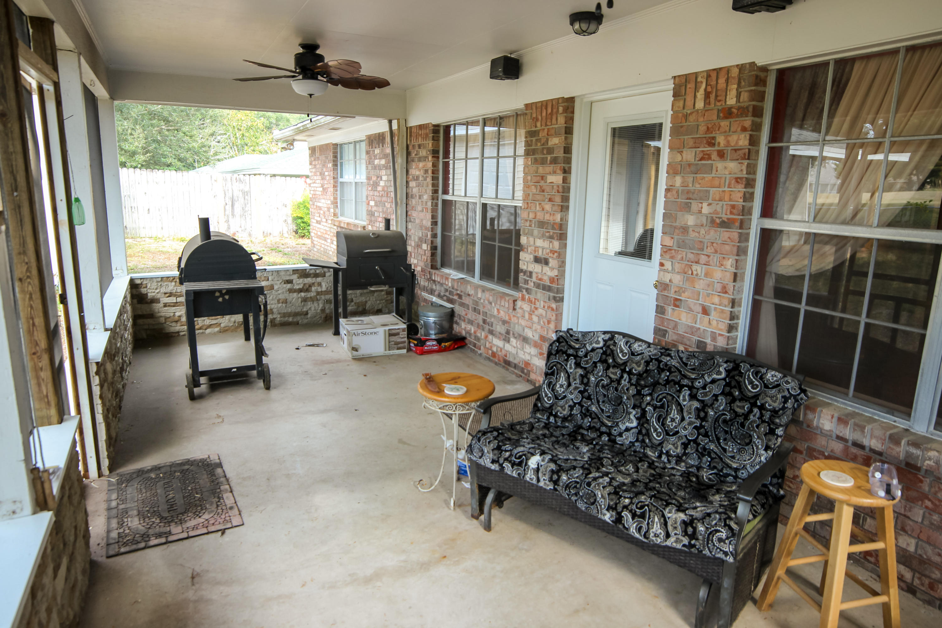 32 Country Club Road Shalimar, FL 32579 - Photo 39 of 56 a living room with furniture and a large window