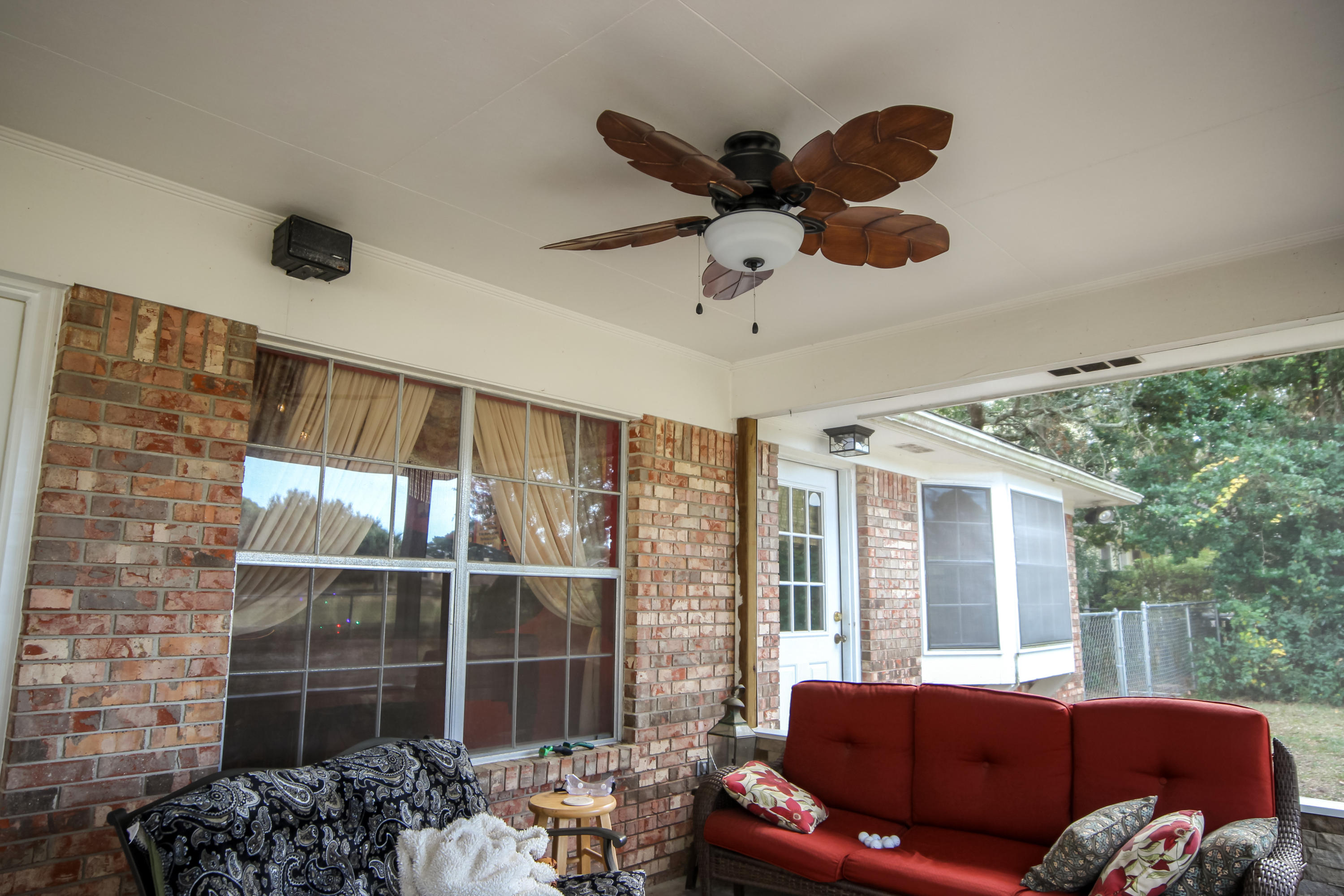 32 Country Club Road Shalimar, FL 32579 - Photo 41 of 56 a living room with furniture
