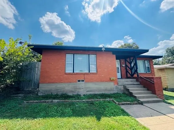 $1,800 | 2734 West Jefferson Boulevard, Dallas, TX 75211