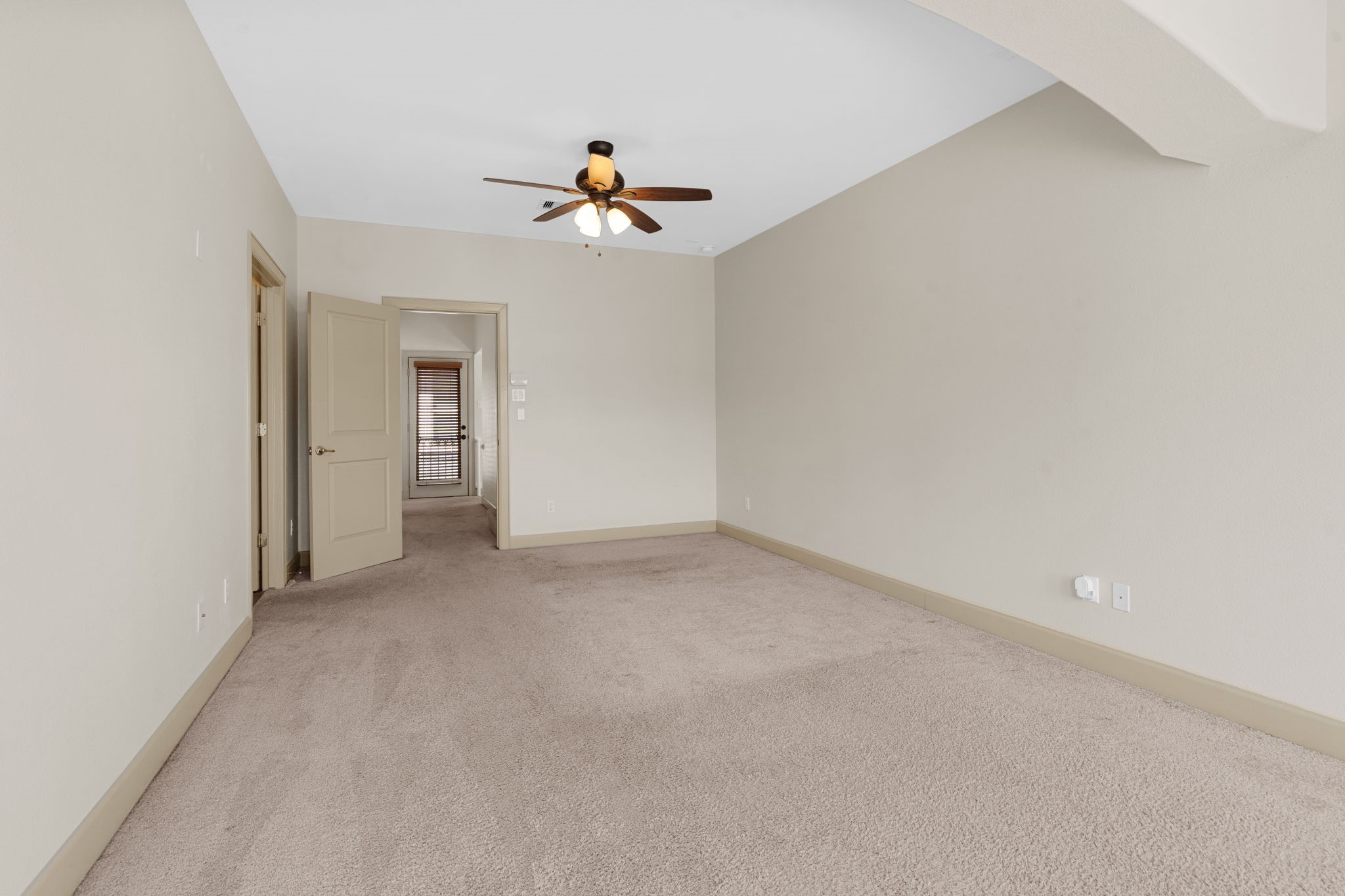 1218 Sandman Street Houston, TX 77007 - Photo 23 of 38 There is no shortage of space in this oversized primary bedroom, giving you room to stretch out, relax, and truly make it your own.