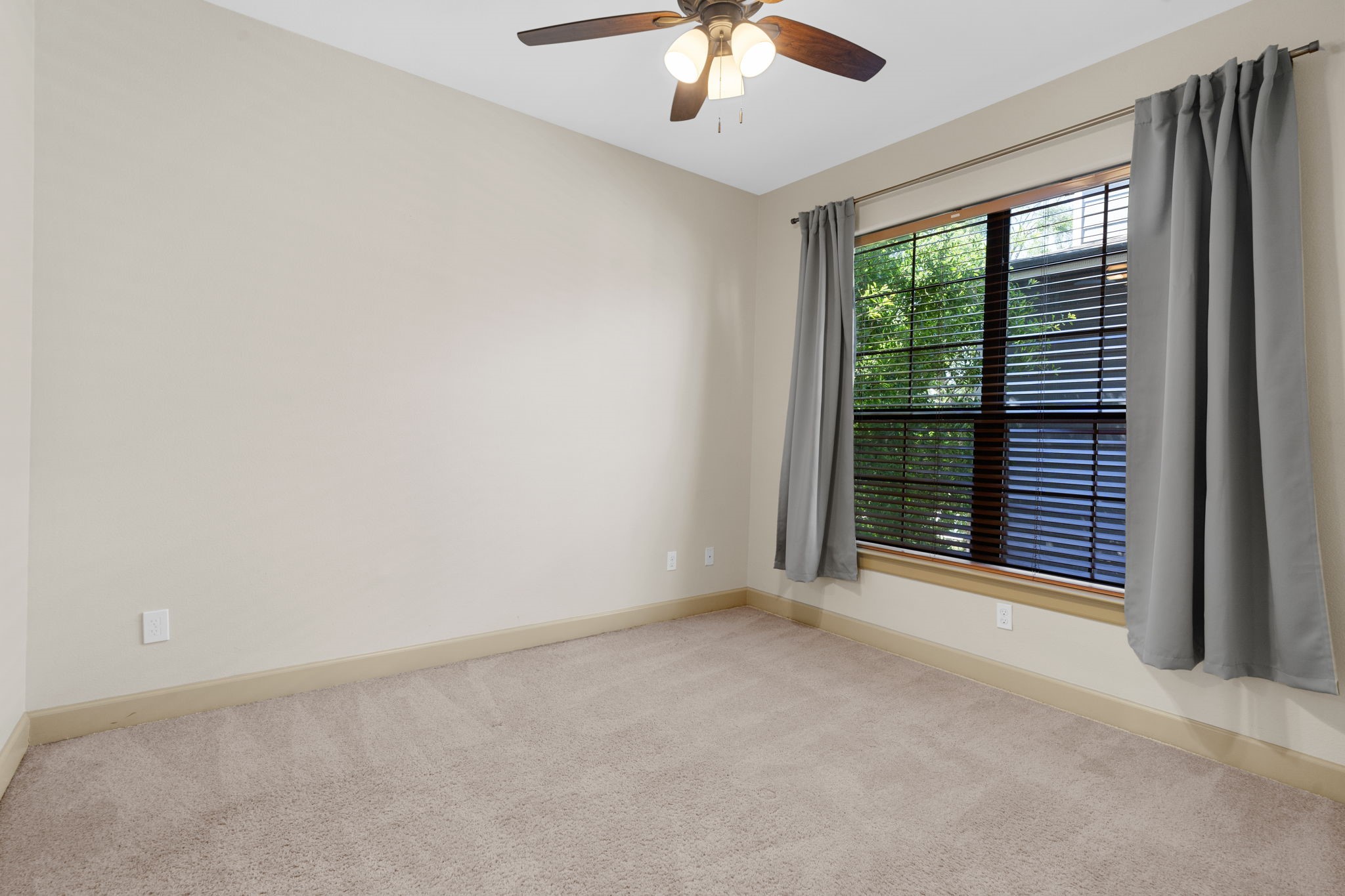1218 Sandman Street Houston, TX 77007 - Photo 27 of 38 This third-floor guest bedroom offers a comfortable, private space for overnight guests, a roommate, or a quiet home office.