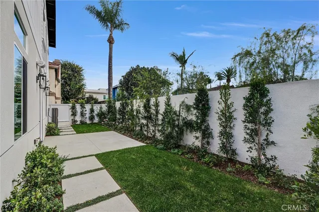 a view of a yard with palm tree