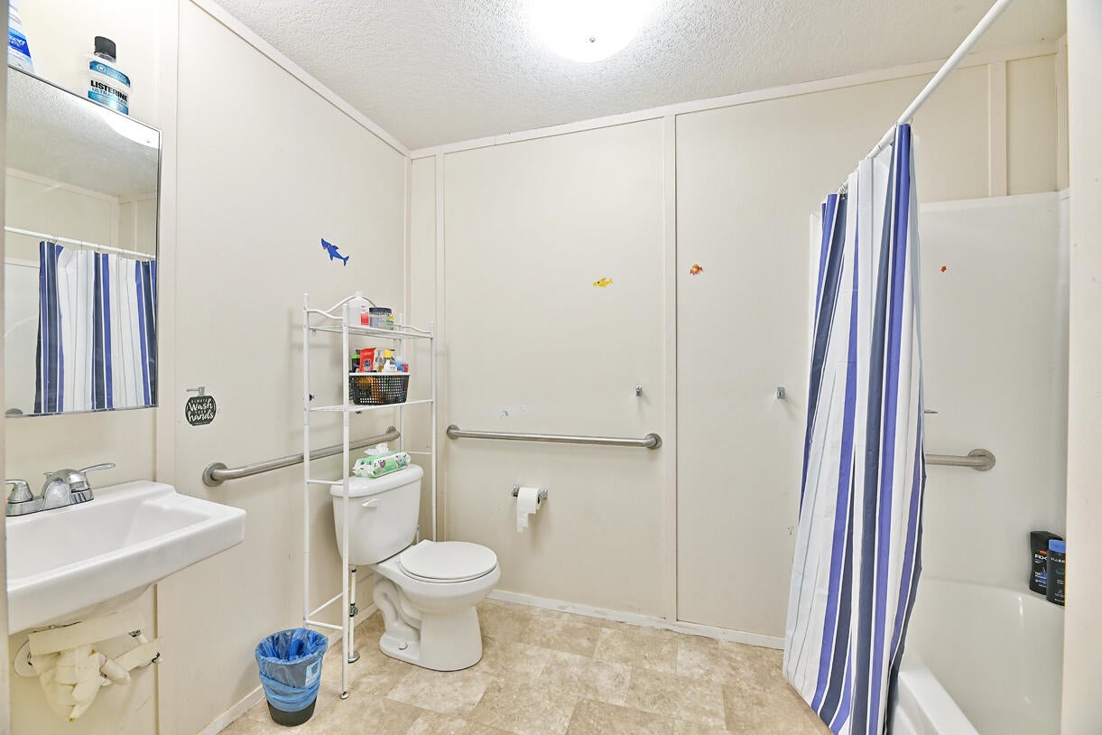 135 North Phoenix Road, Unit 42 Medford, OR 97501 - Photo 7 of 15 DSC_7720