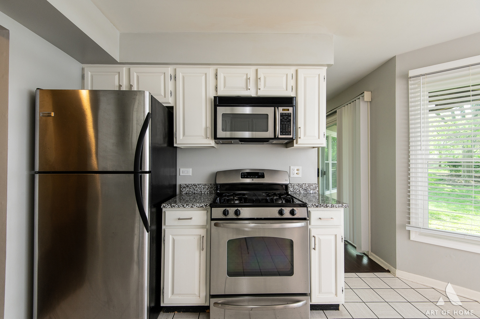 61 Willow Parkway Buffalo Grove, IL 60089 - Photo 14 of 34 a kitchen with a refrigerator stove and microwave
