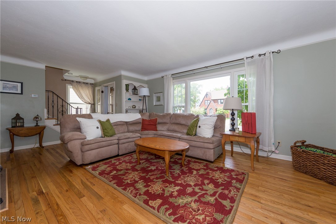 4058 Stilmore Road Cleveland, OH 44121 - Photo 4 of 35