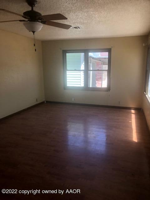 1906 South Colgate Street Perryton, TX 79070 - Photo 4 of 8 Living room