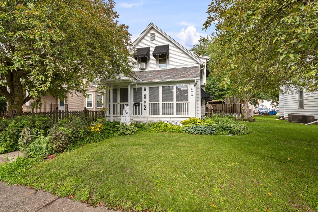 1424 11th Street Moline, IL 61265 - Photo 1 of 46