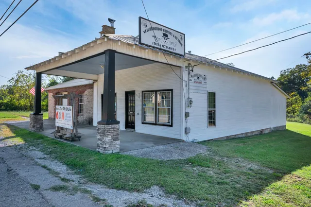 a view of a house with backyard
