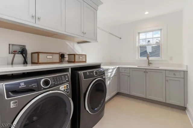 a view of empty room with a ceiling fan