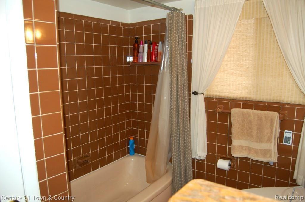 211 Arizona Avenue Rochester, MI 48309 - Photo 29 of 41 Main Bathtub.jpg