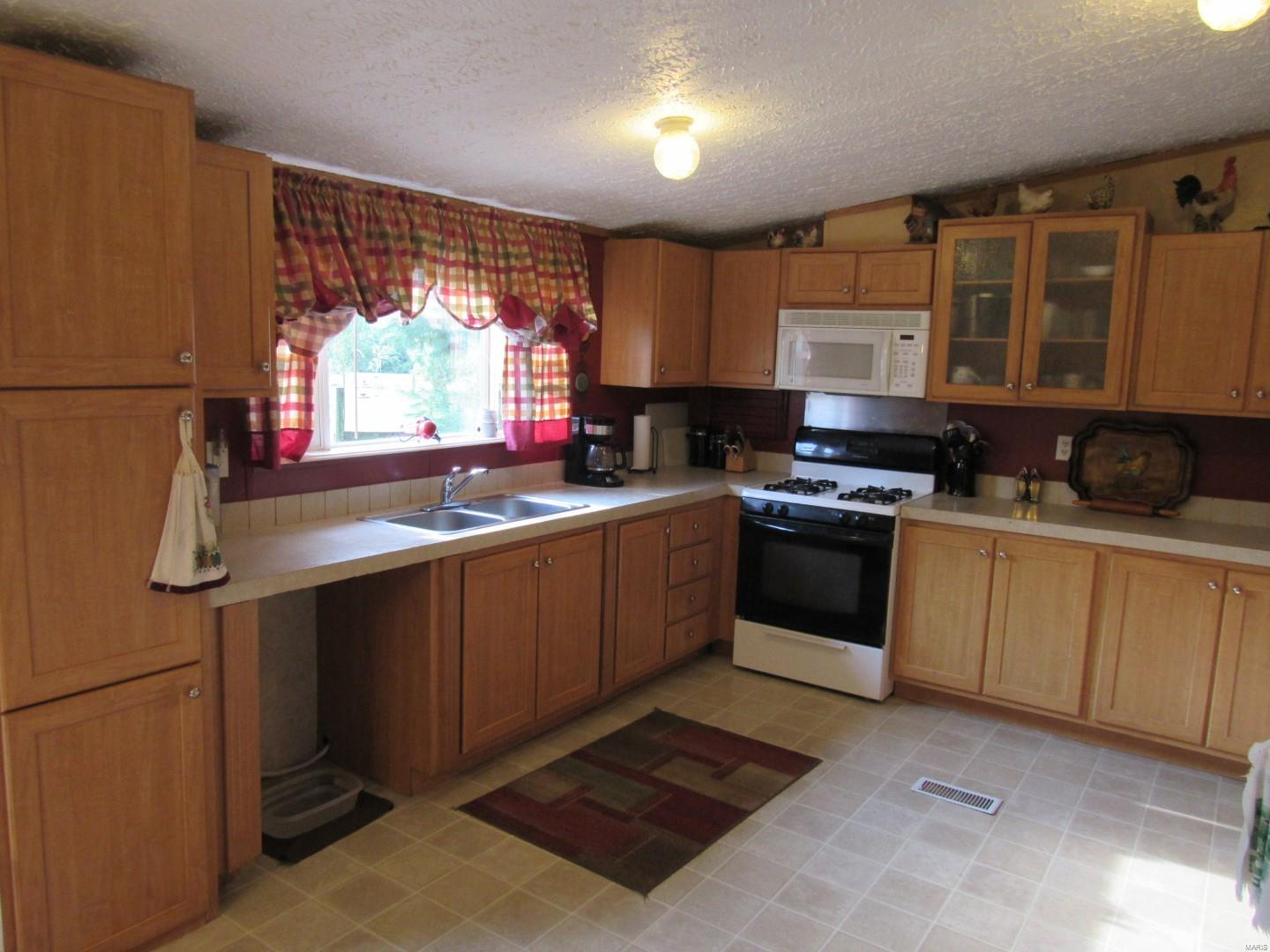 299 Prairie Lane Alton, IL 62002 - Photo 6 of 32 Gallery Image 6
