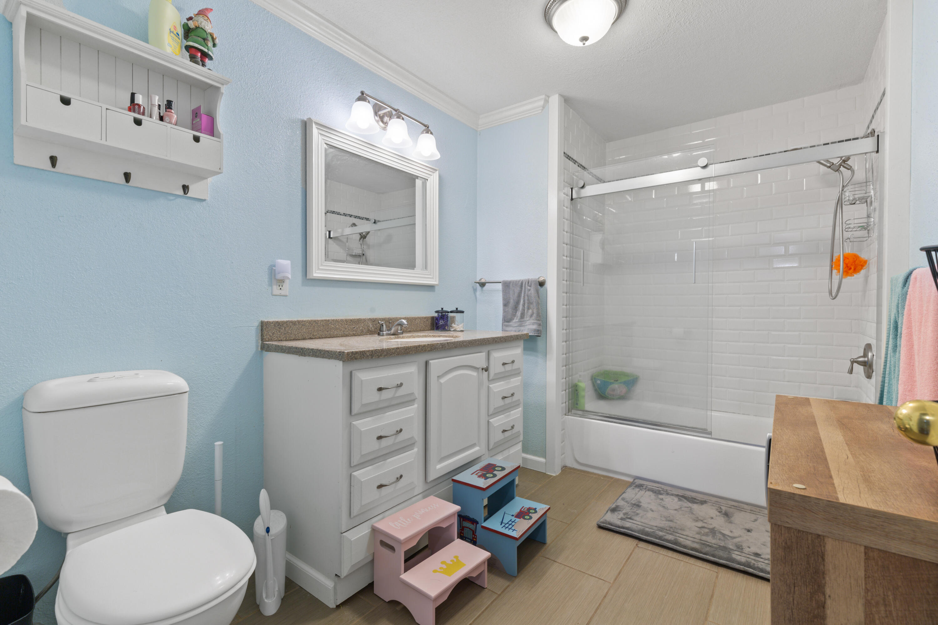 3044 Delta Waters Road Medford, OR 97504 - Photo 19 of 30 Second bathroom