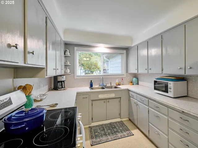 $379,900 | 2075 Laurel Avenue Northeast, Salem, OR 97301