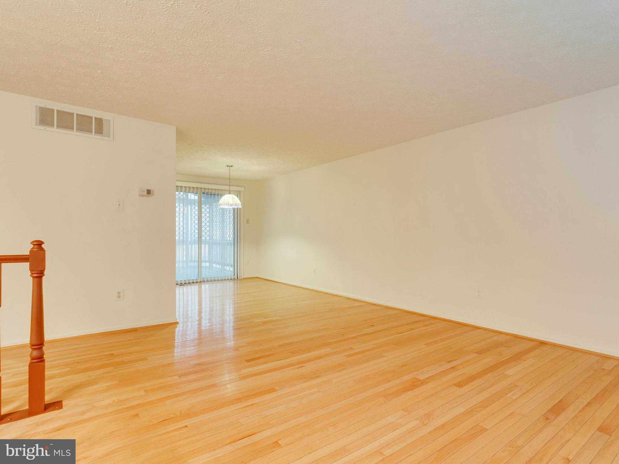 5800 Heming Avenue Springfield, VA 22151 - Photo 4 of 29 Living Room