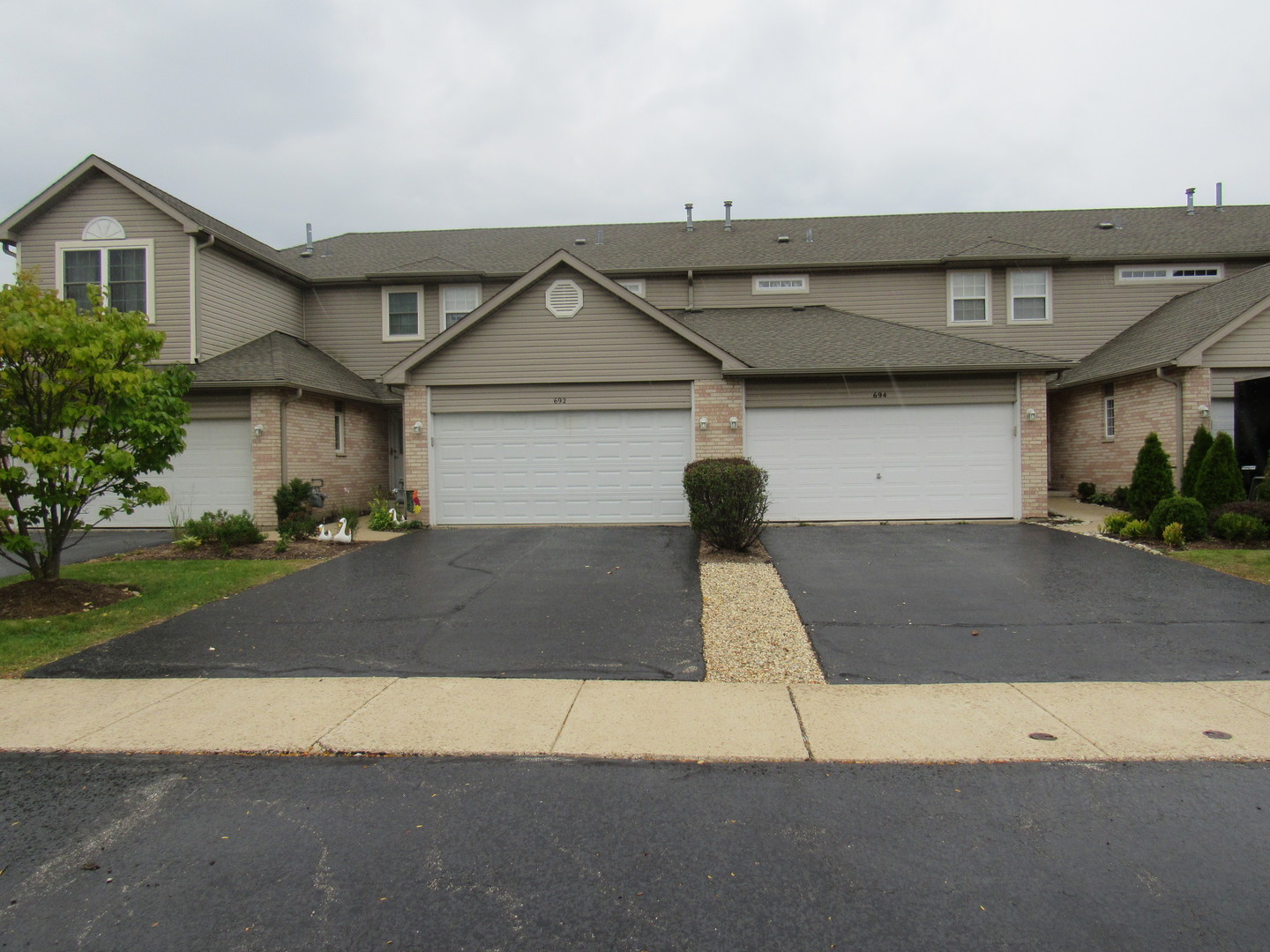 696 Western Lane Addison, IL 60101 - Photo 1 of 36 a front view of a house with a yard