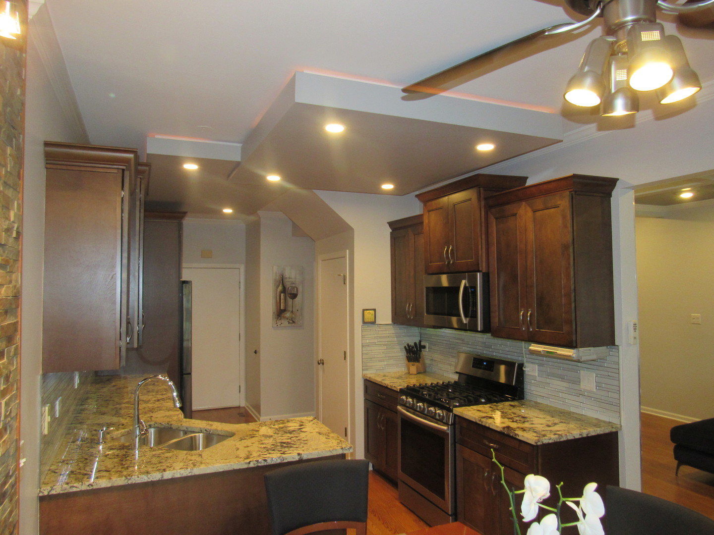 696 Western Lane Addison, IL 60101 - Photo 17 of 36 a kitchen with granite countertop a stove and refrigerator
