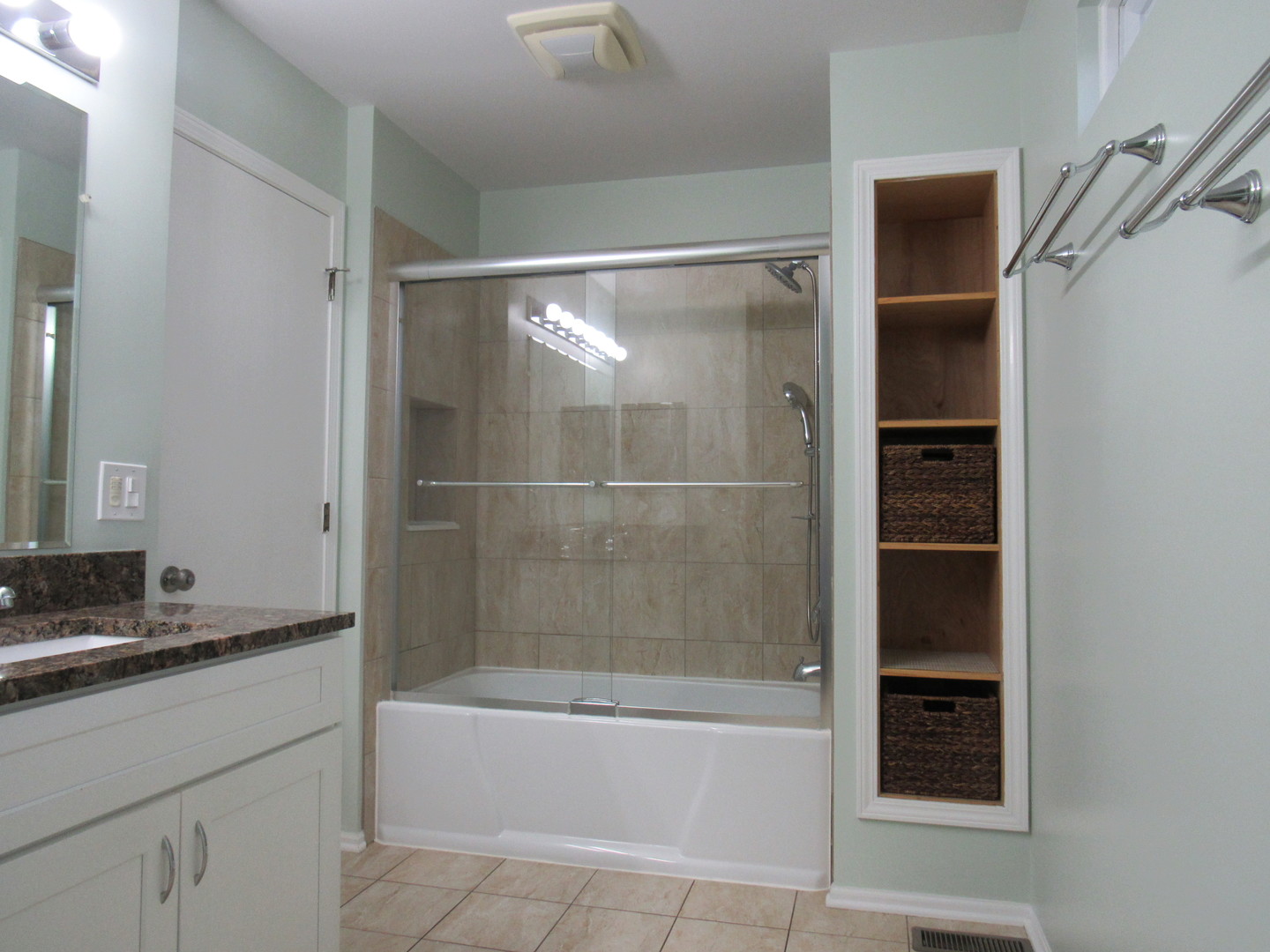 696 Western Lane Addison, IL 60101 - Photo 19 of 36 a bathroom with a bathtub and a shower