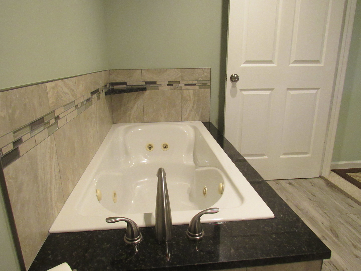 696 Western Lane Addison, IL 60101 - Photo 29 of 36 a bathroom with a tub and a sink