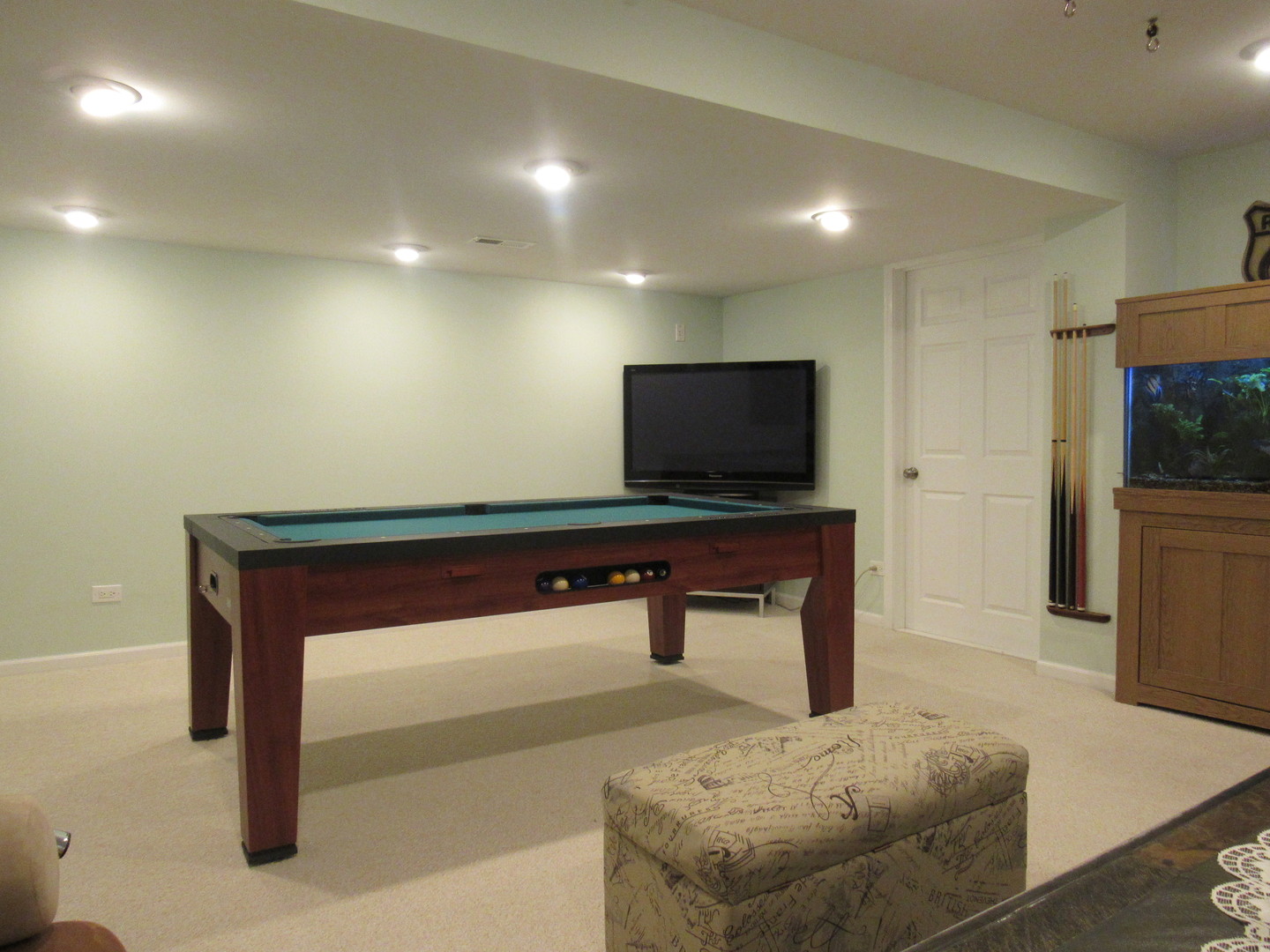 696 Western Lane Addison, IL 60101 - Photo 32 of 36 a living room with furniture and a flat screen tv