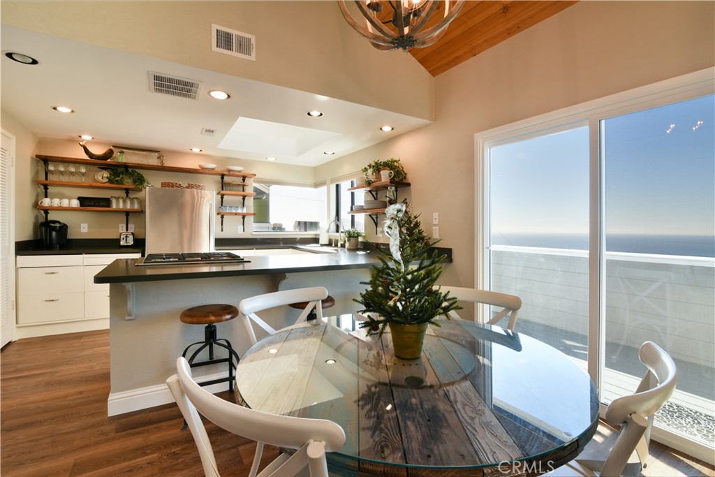 2640 Maple Morro Bay, CA 93442 - Photo 28 of 29 a kitchen with a table and chairs