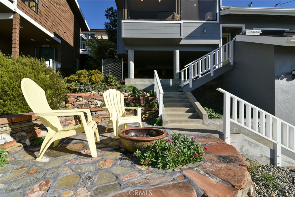 2640 Maple Morro Bay, CA 93442 - Photo 29 of 29 a view of a patio with table and chairs potted plants
