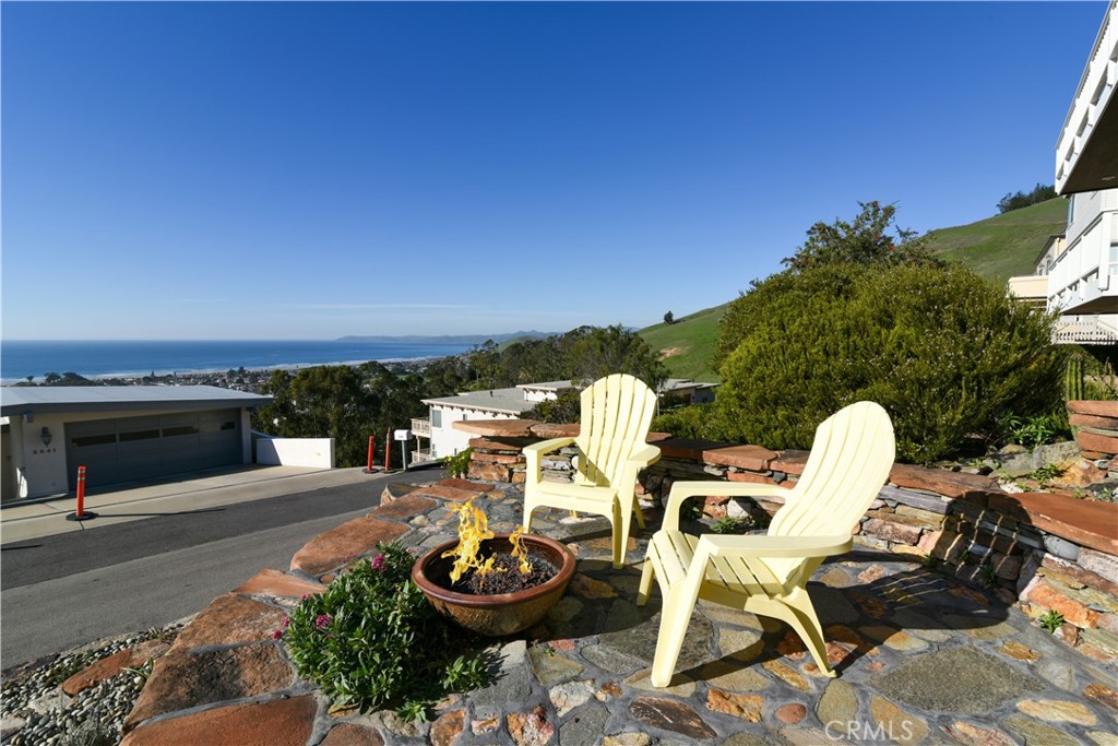 2640 Maple Morro Bay, CA 93442 - Photo 4 of 29 a view of a chairs and tables in the patio
