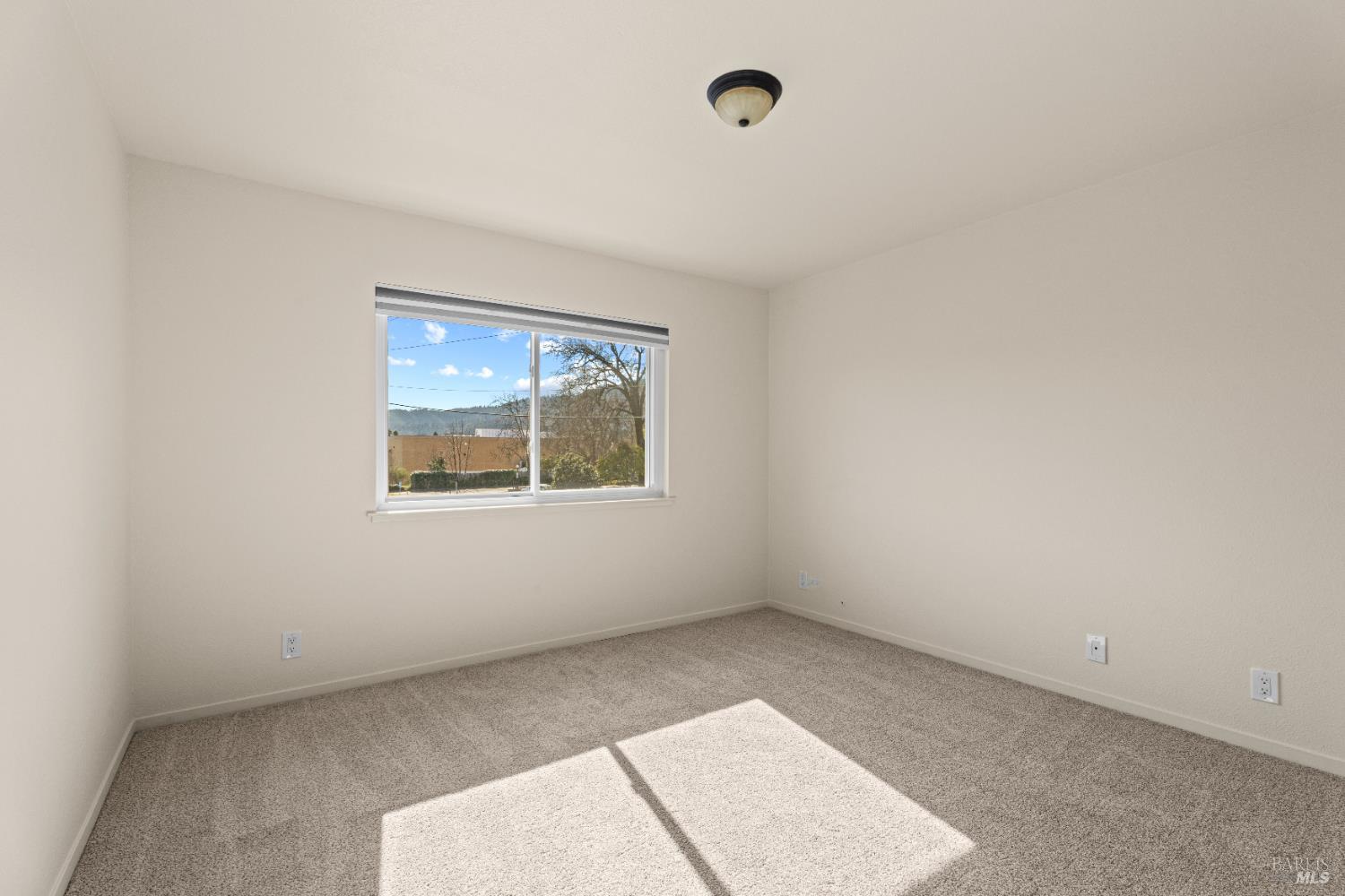 201 Main Circle Ukiah, CA 95482 - Photo 8 of 20 Primary Bedroom