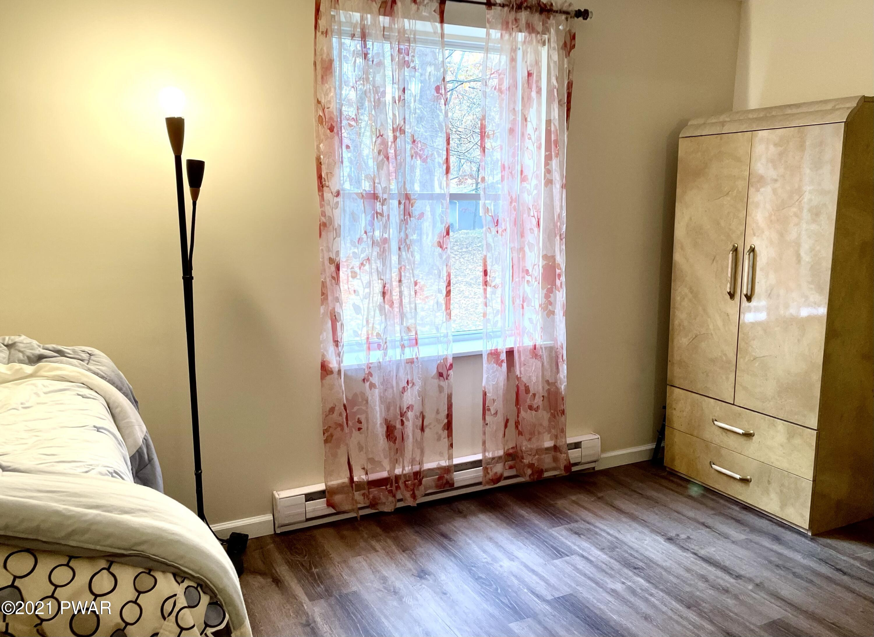 123 Roundhill Road Dingmans Ferry, PA 18328 - Photo 21 of 32 Guest Room