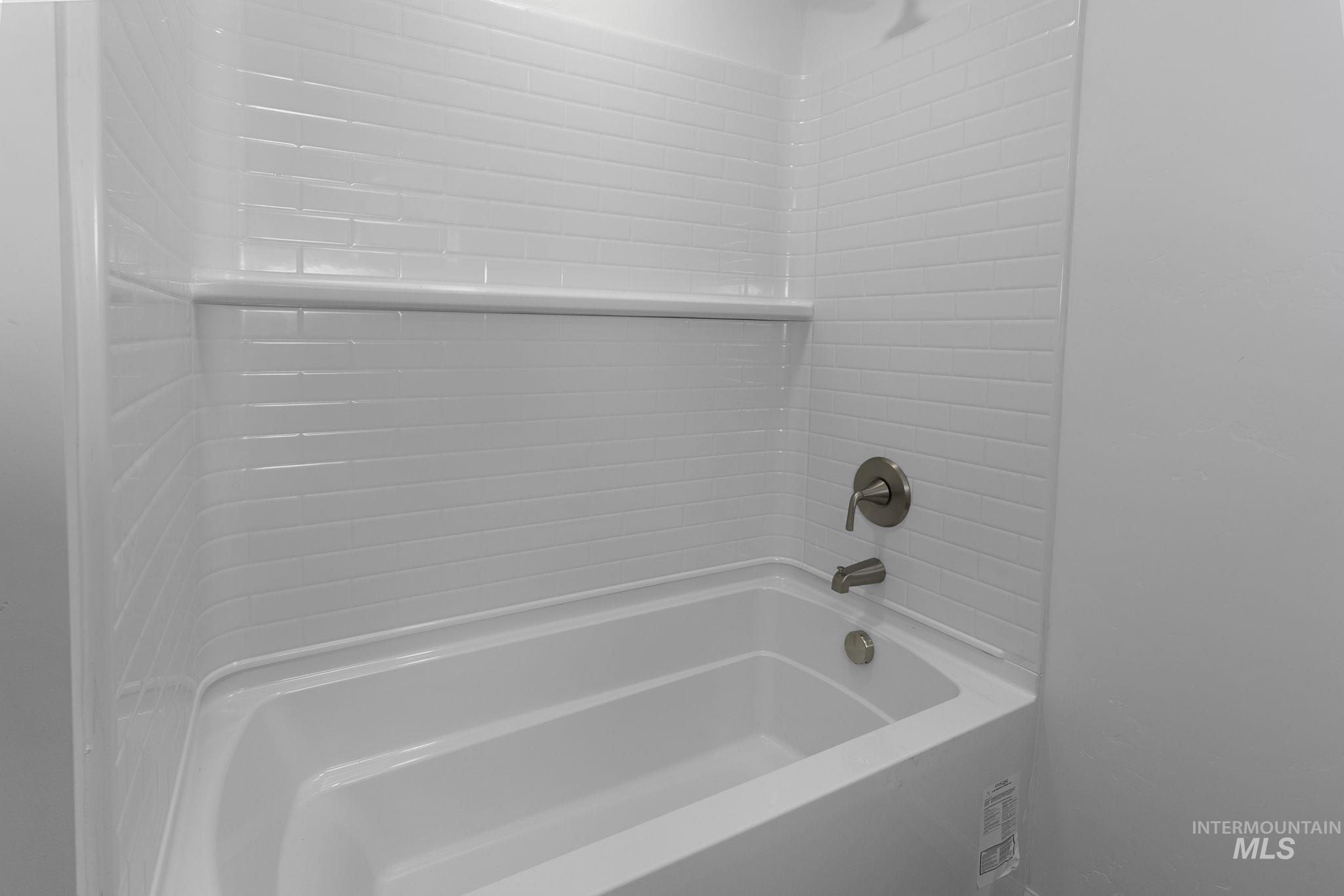 450 Greenleaf Street Boise, ID 83713 - Photo 15 of 17 Bathroom with bathing tub / shower combination