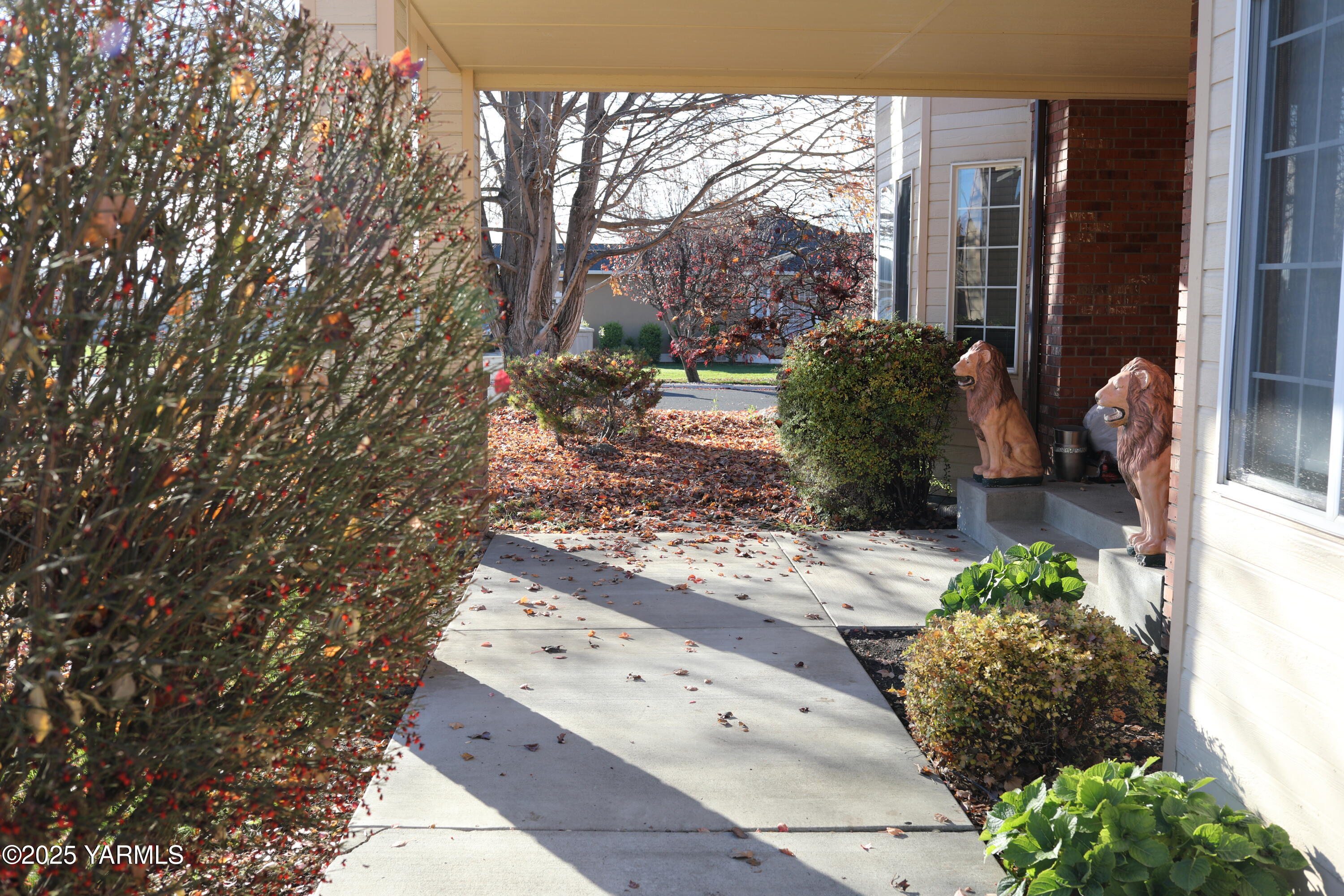 3905 Isabella Way Yakima, WA 98901 - Photo 3 of 10 a view of a garden with large trees