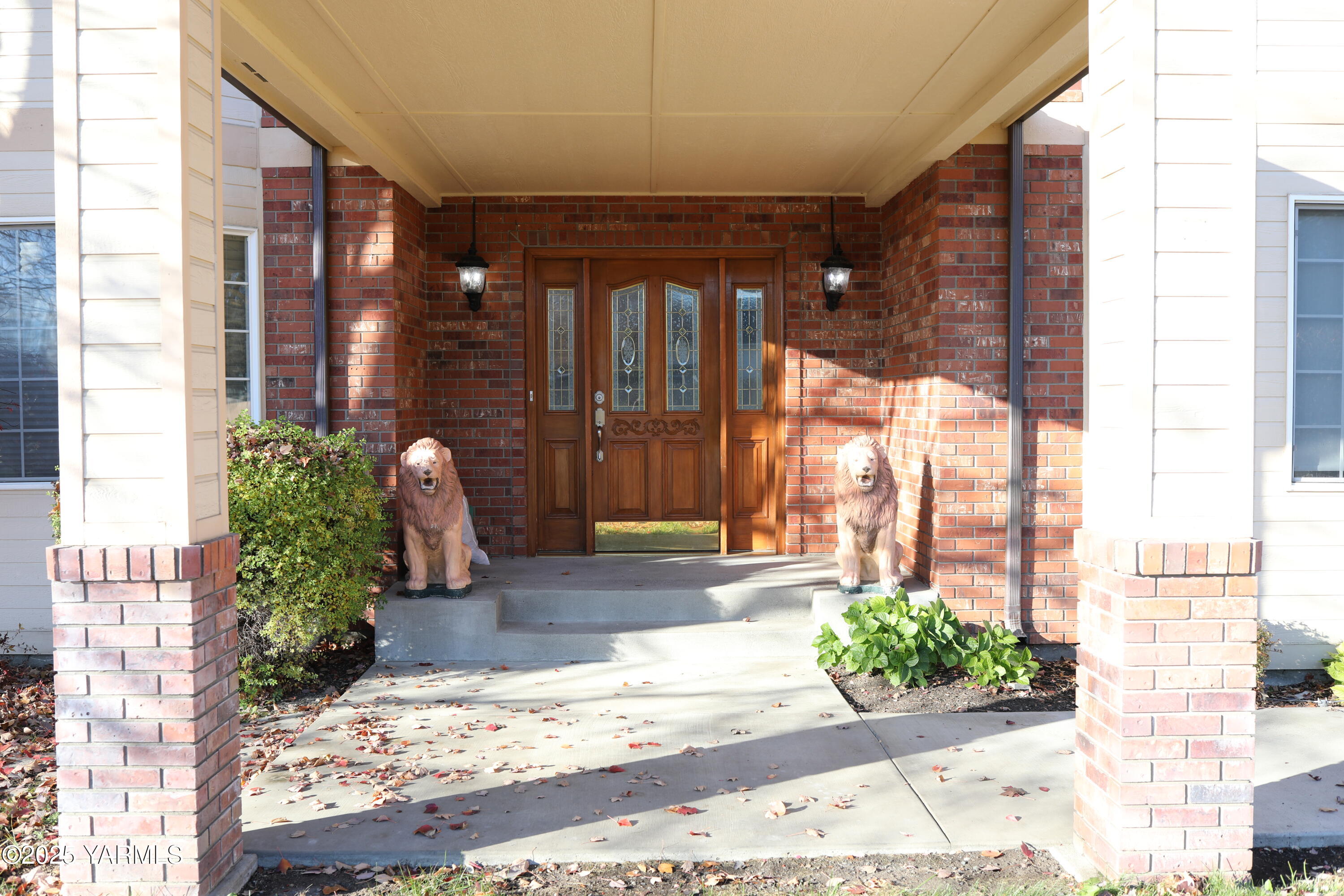3905 Isabella Way Yakima, WA 98901 - Photo 4 of 10 a front view of a house