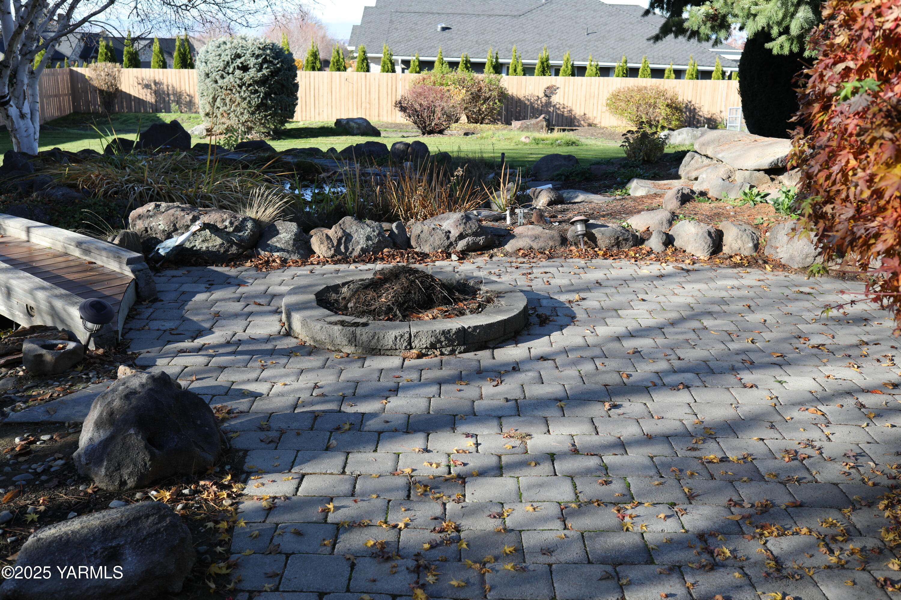 3905 Isabella Way Yakima, WA 98901 - Photo 8 of 10 a outdoor space with lots of plants and white walls