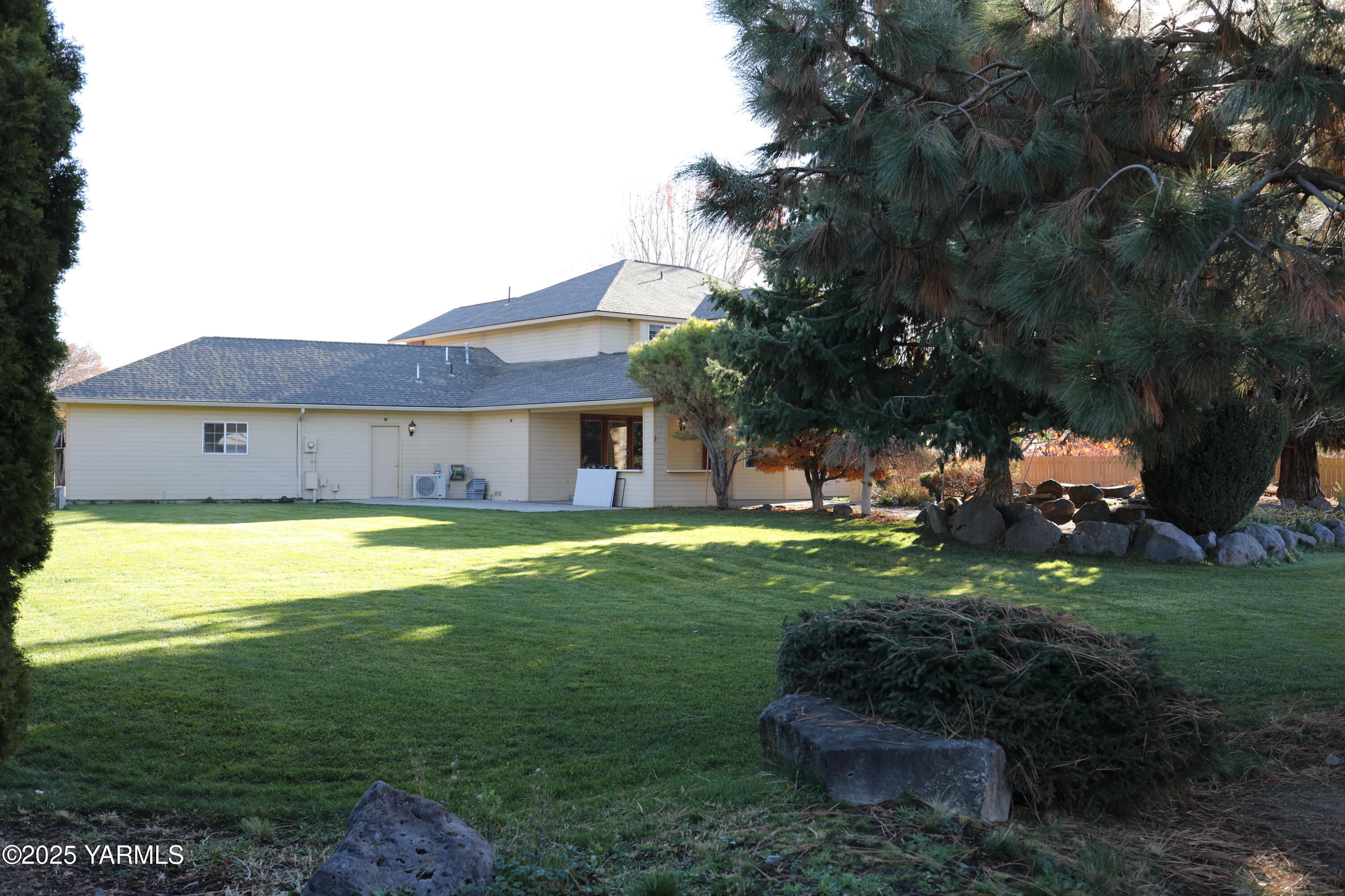 3905 Isabella Way Yakima, WA 98901 - Photo 9 of 10 a front view of house with a garden