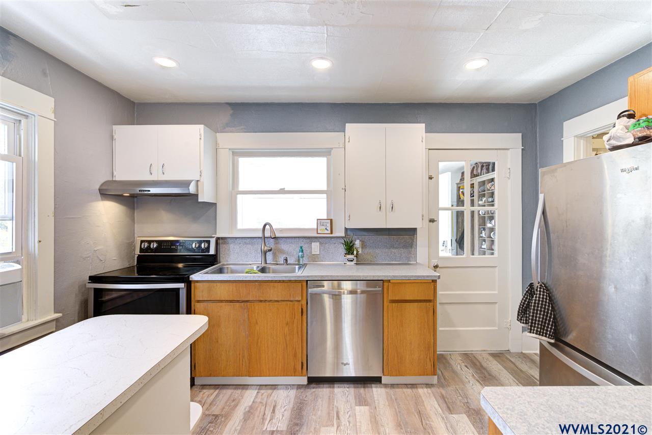525 Southwest Cherry Street Dallas, OR 97338 - Photo 11 of 25