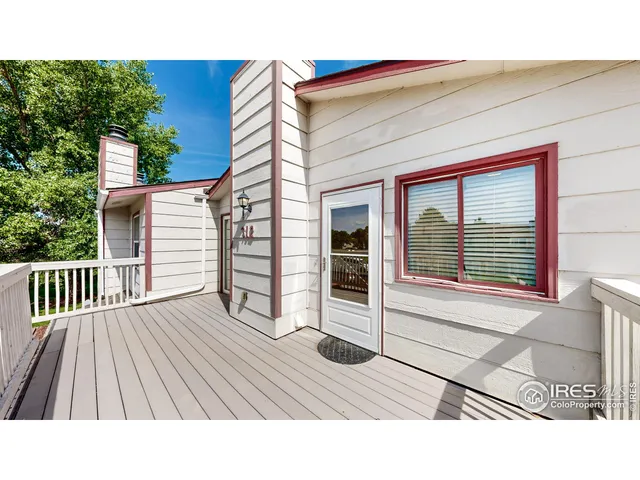 a black and white photo of a building