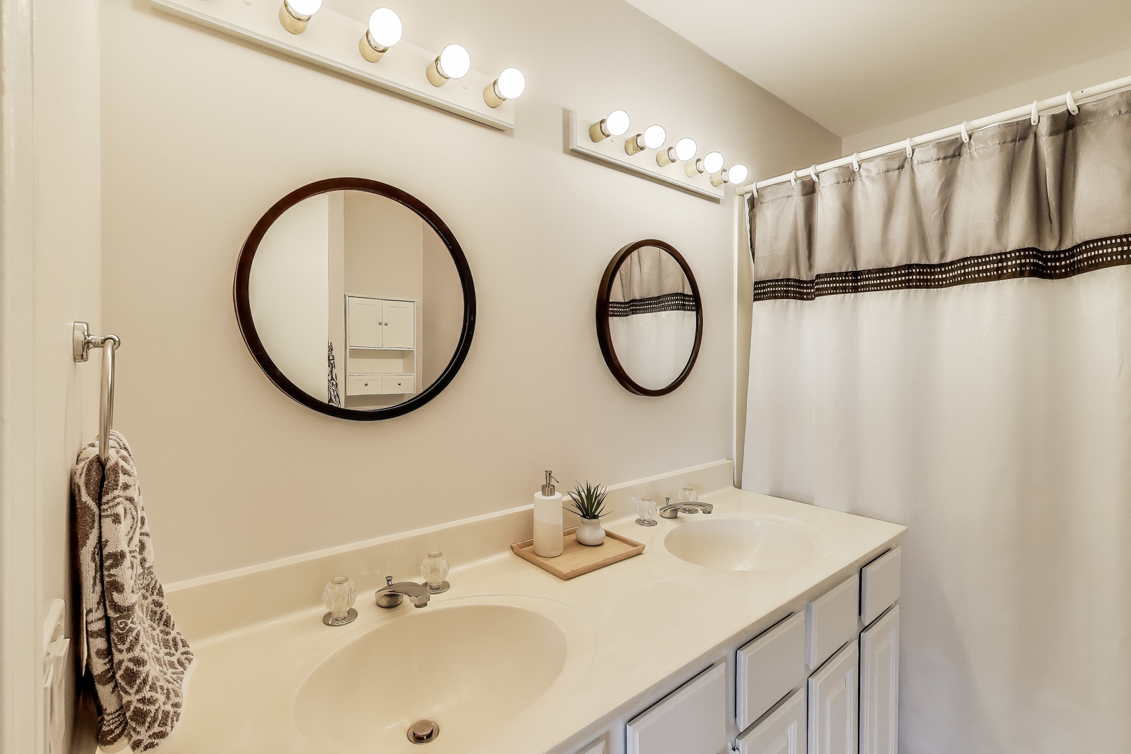 3205 Meadow Drive Rolling Meadows, IL 60008 - Photo 25 of 35 a bathroom with a sink and a mirror