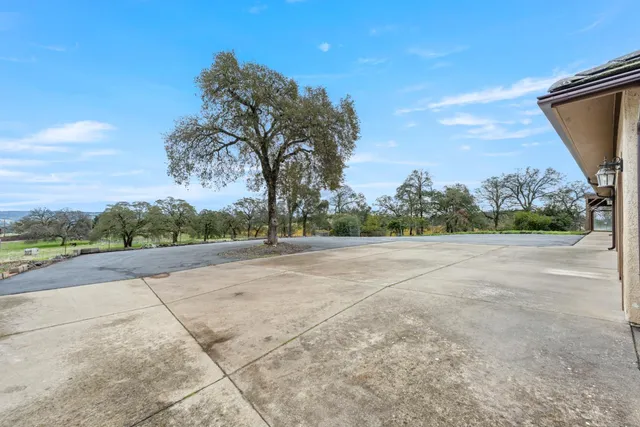 a view of patio and entertaining space