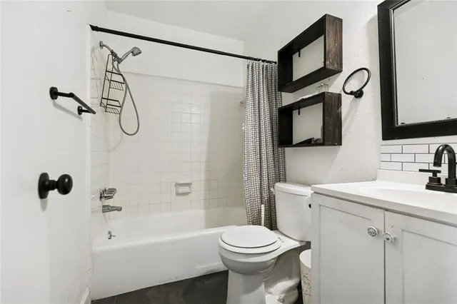 $230,000 | 5117 Woodcrest Drive, Marrero, LA 70072