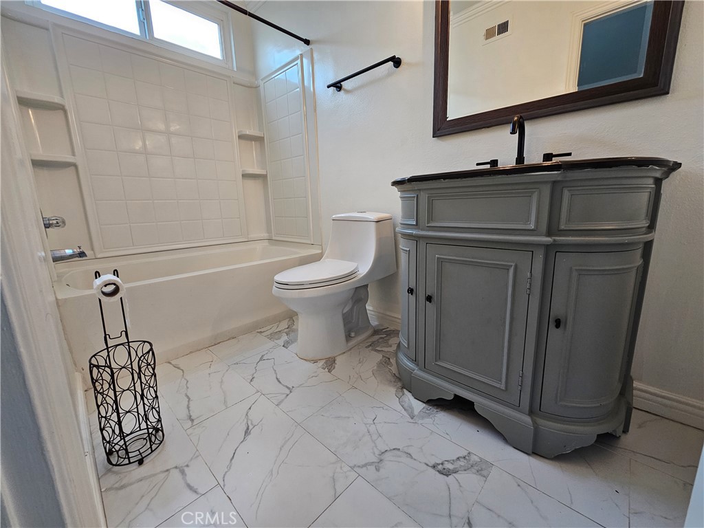 5604 Bloomfield Street Simi Valley, CA 93063 - Photo 10 of 21 Master Bathroom