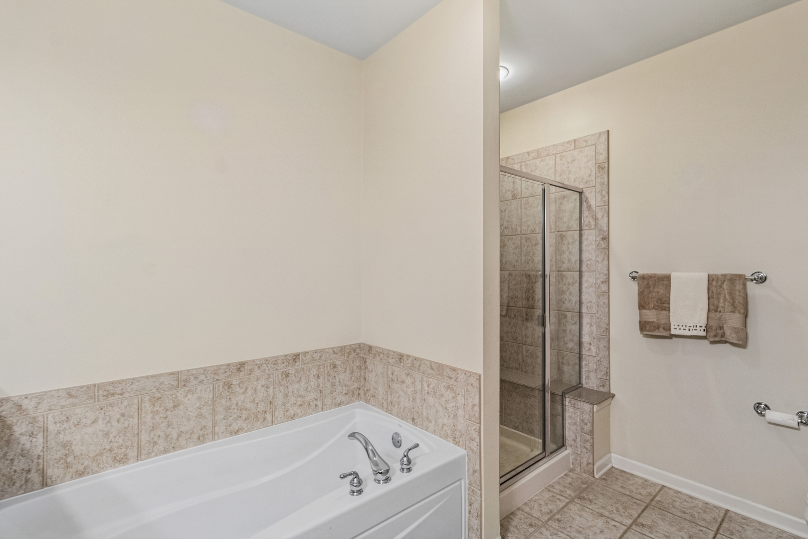 271 East Railroad Avenue, Unit 302 Bartlett, IL 60103 - Photo 17 of 21 a bathroom with a bathtub
