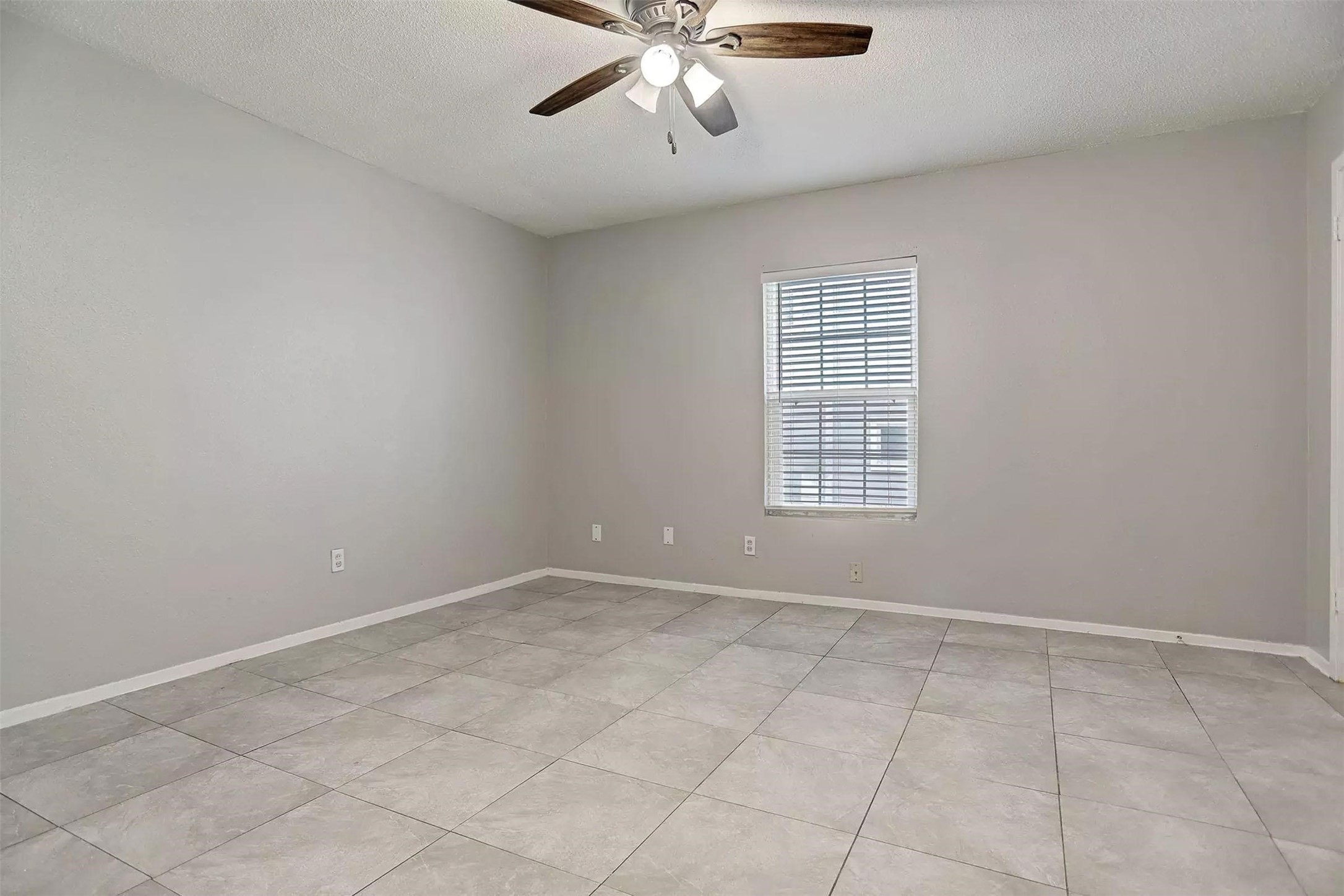 935 Byrne Street, Unit B23 Houston, TX 77009 - Photo 12 of 28 a view of an empty room with a window