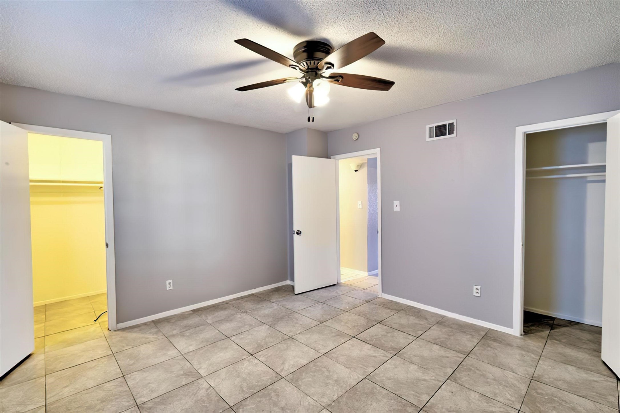 935 Byrne Street, Unit B23 Houston, TX 77009 - Photo 14 of 28 a view of an empty room with a window