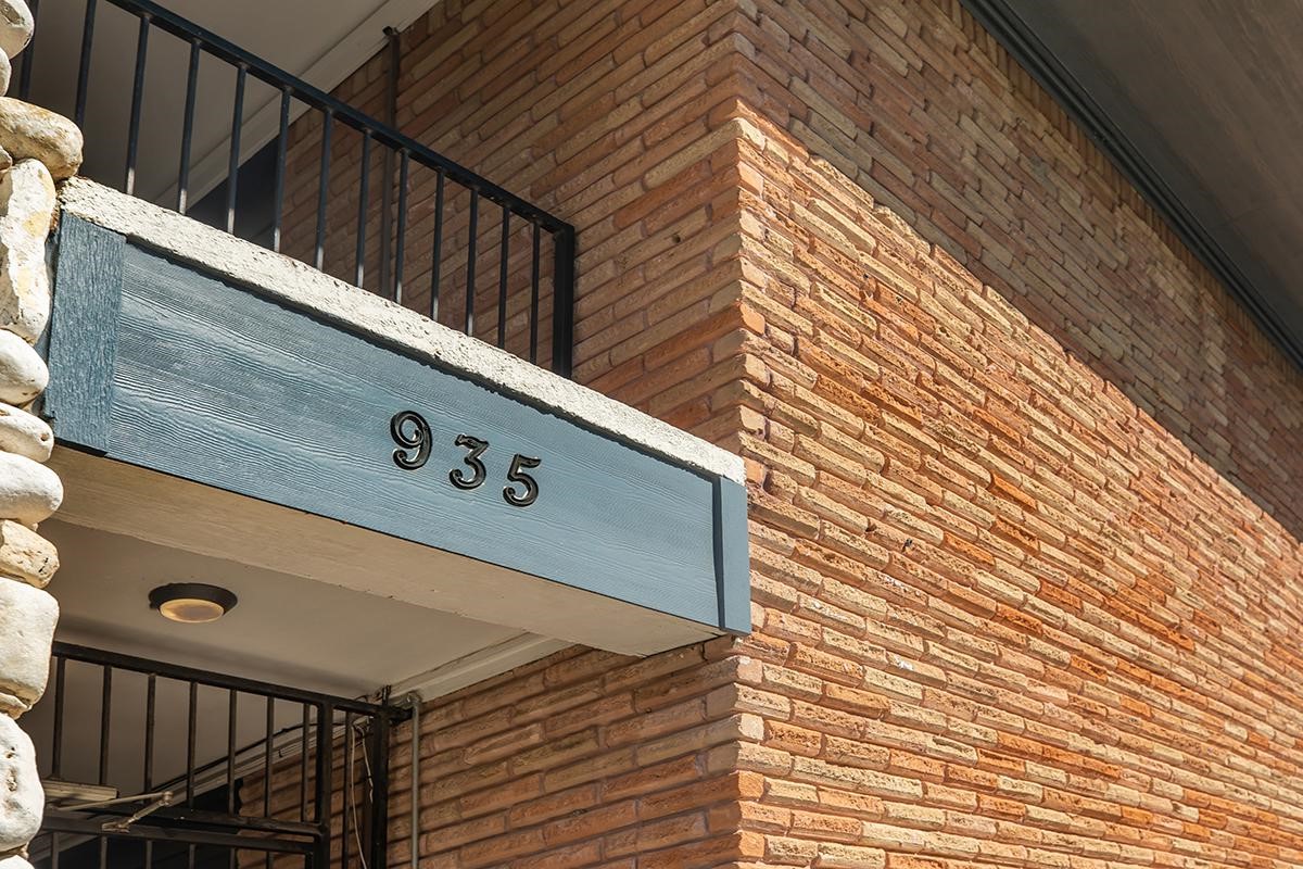 935 Byrne Street, Unit B23 Houston, TX 77009 - Photo 21 of 28 a close up of a street sign