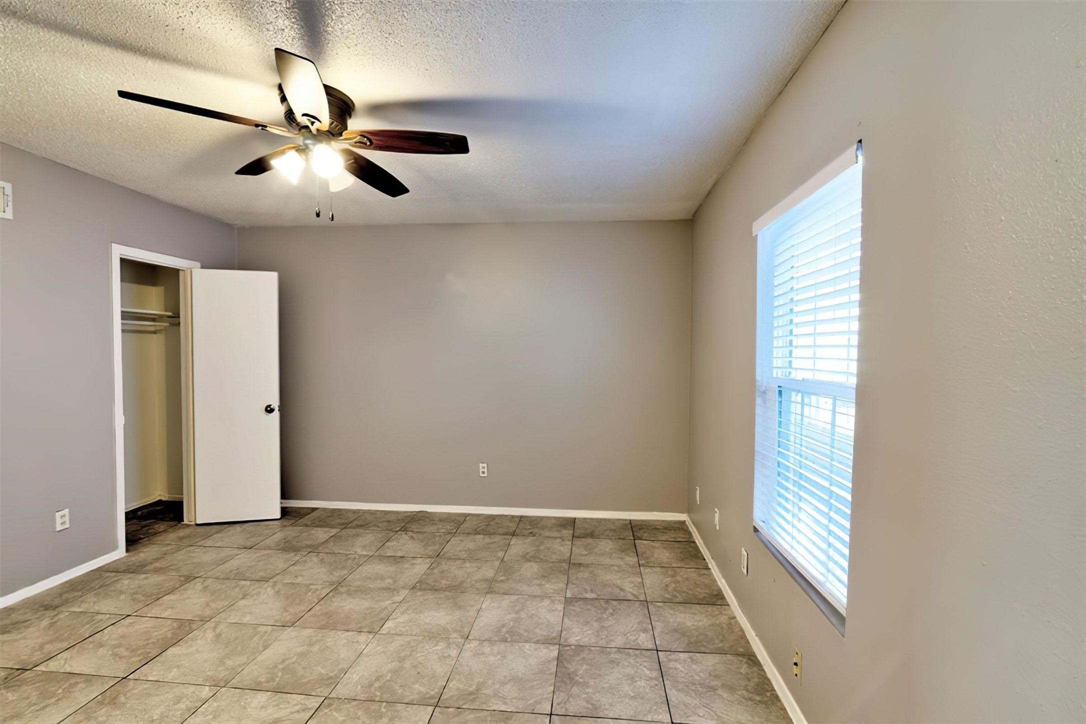 935 Byrne Street, Unit B23 Houston, TX 77009 - Photo 3 of 28 a view of an empty room with a window