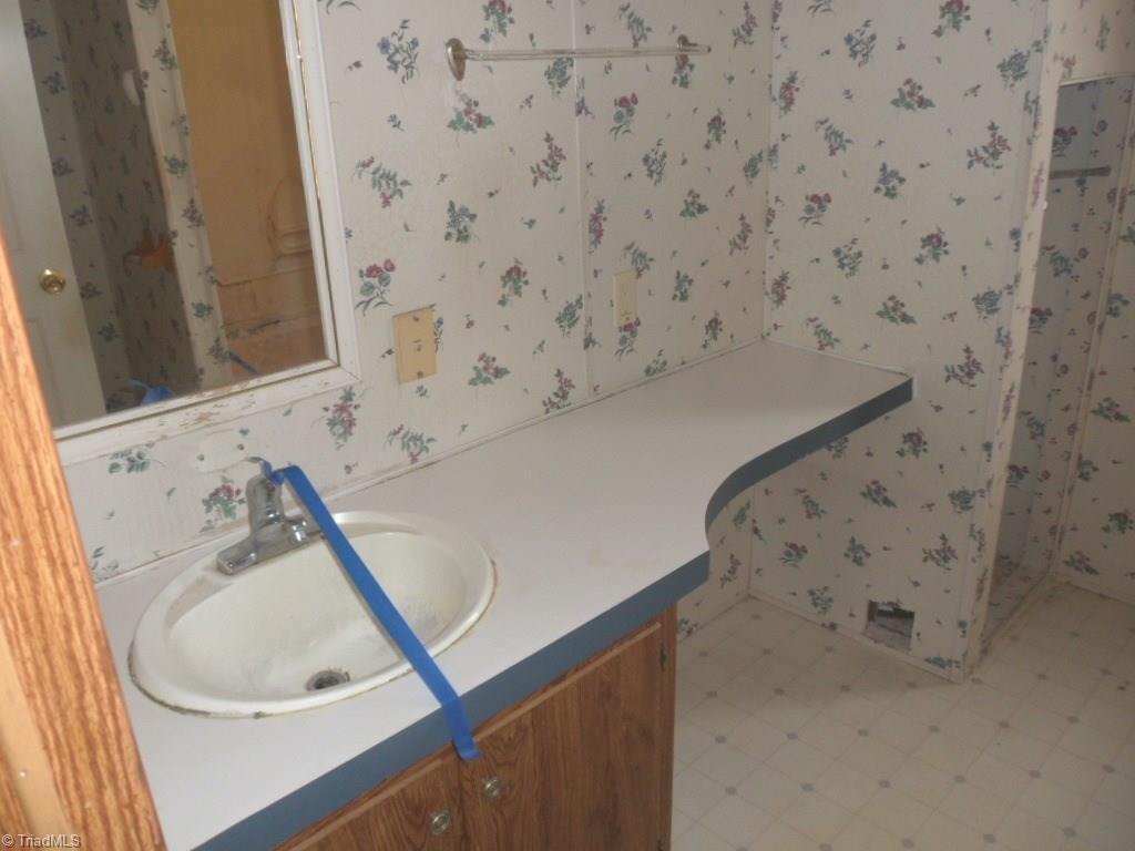 225 Nicholson Road Southeast Winston-Salem, NC 27107 - Photo 9 of 13 Gallery Image 9