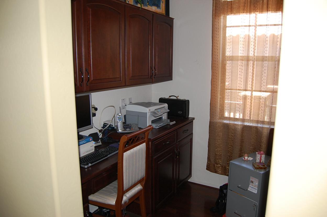2306 West Sleepy Ranch Road Phoenix, AZ 85085 - Photo 8 of 11 computer