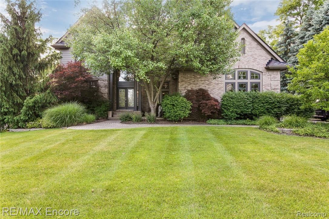 6832 Oakhurst Ridge Road Clarkston, MI 48348 - Photo 2 of 38 Lush landscaping