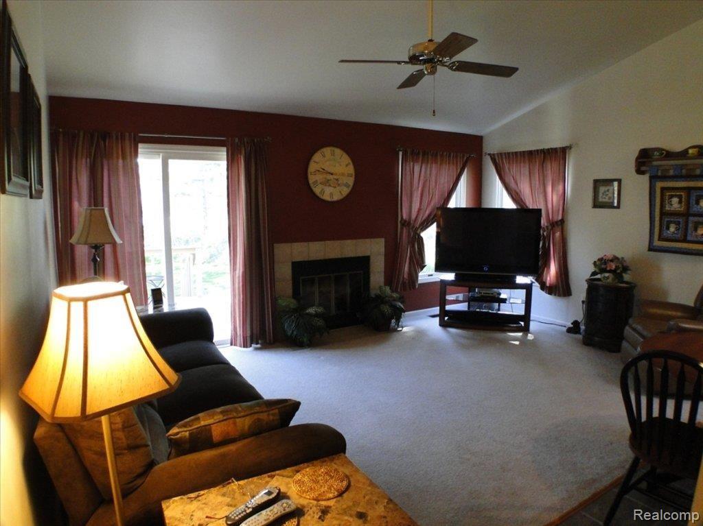 110 Meadow Pointe Drive, Unit 1 Fenton, MI 48430 - Photo 5 of 8 Living Room