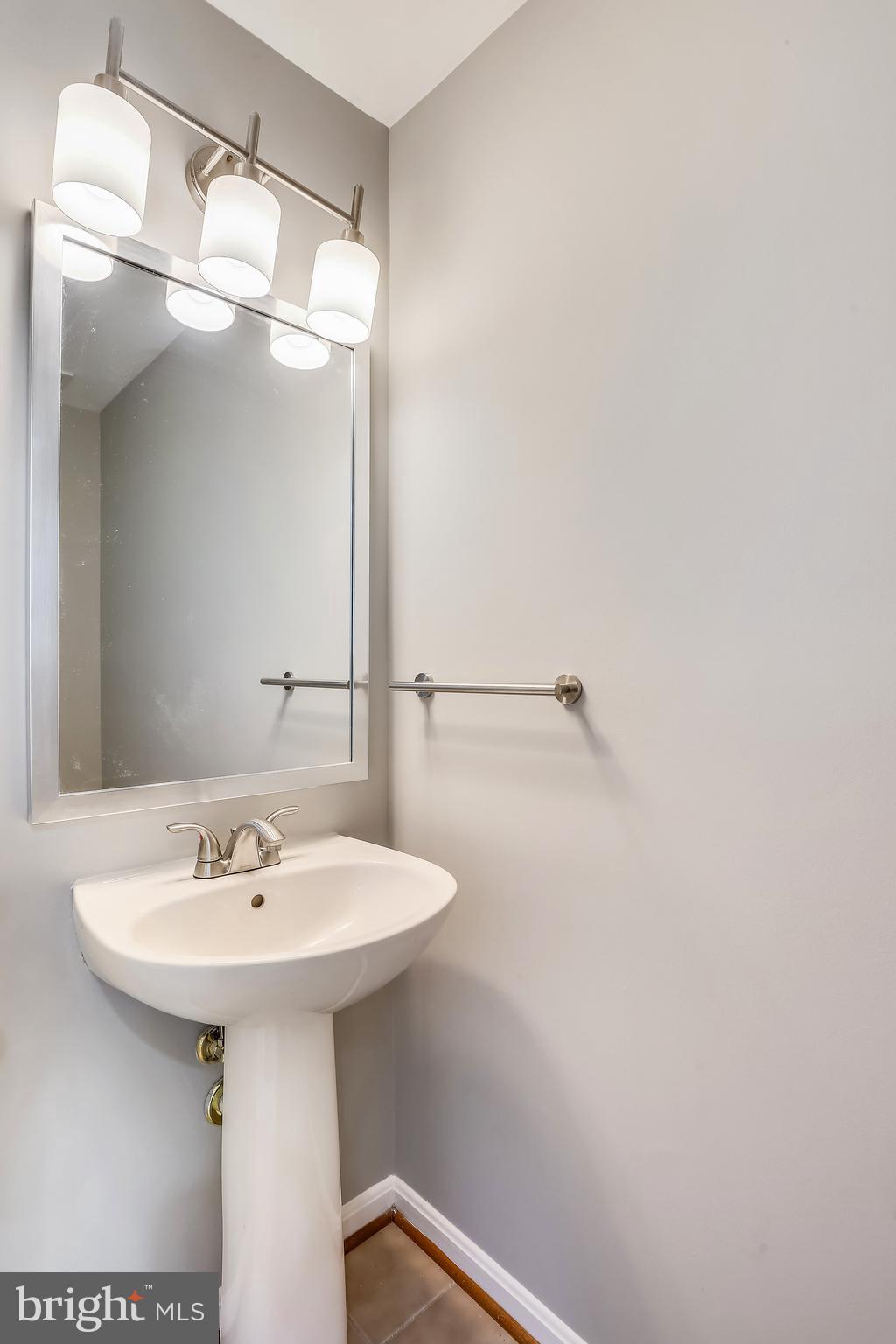 13929 Falconcrest Road Germantown, MD 20874 - Photo 22 of 76 Main level half bath