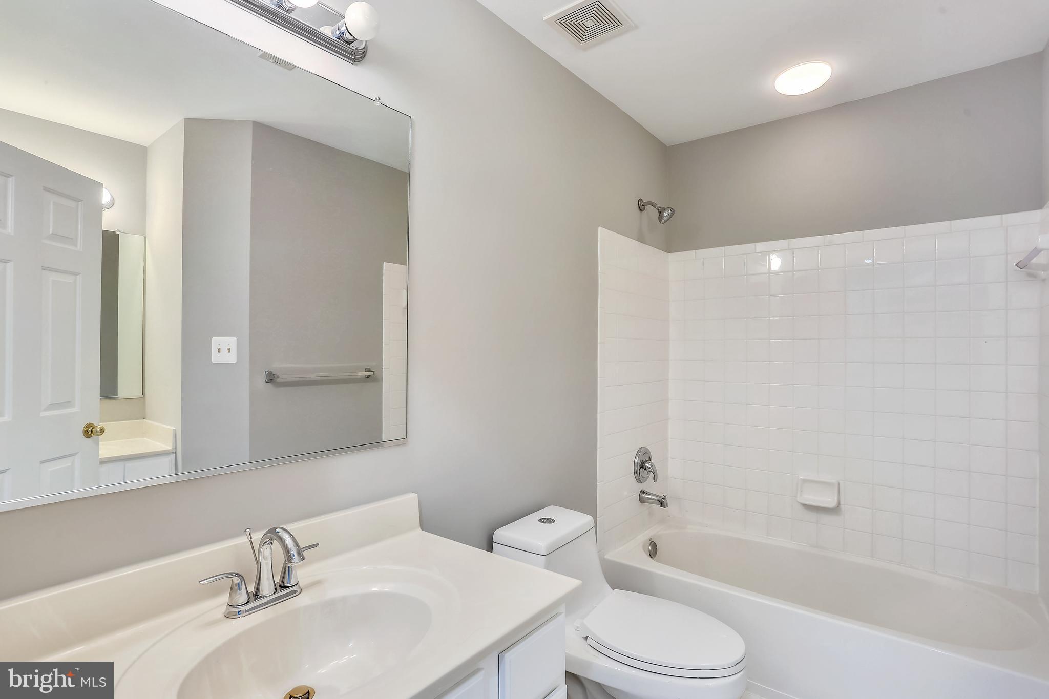 13929 Falconcrest Road Germantown, MD 20874 - Photo 34 of 76 Upper level Full bath off hallway